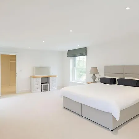 7-bed Manor - Contractors & Group